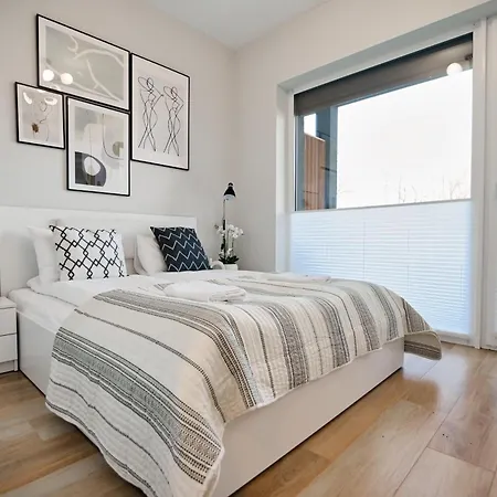 Apartament 4 *